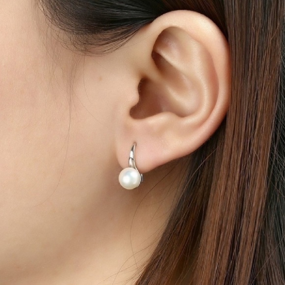 Pearl Silver Huggie Chic Earrings pearl like - Picture 3 of 4